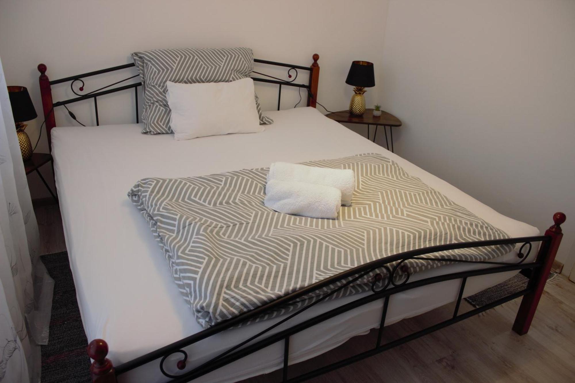 Apartman Surany Экстерьер фото